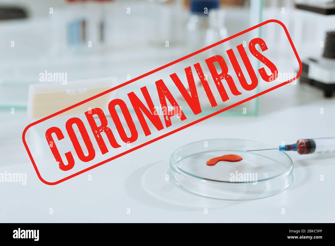 Selektiver Fokus der Spritze und Petrischale mit Blutprobe in der Nähe der weißen Maus in Glasbox, Coronavirus-Illustration Stockfoto