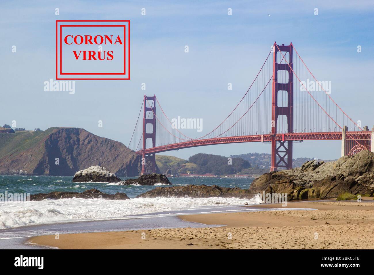 Corona Virus in San Francisco, rot covid-19 Zeichen auf Panorama der Golden Gate Bridge Blick von Baker Beach Stockfoto