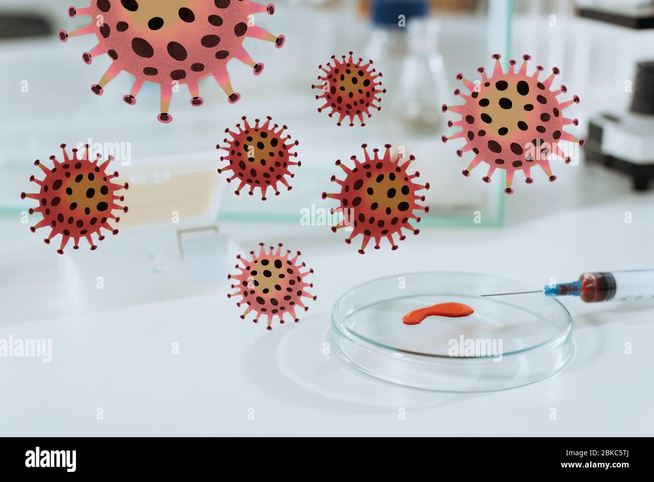 Selektiver Fokus der Spritze und Petrischale mit Blutprobe in der Nähe der weißen Maus in Glasbox, Bakterien-Illustration Stockfoto