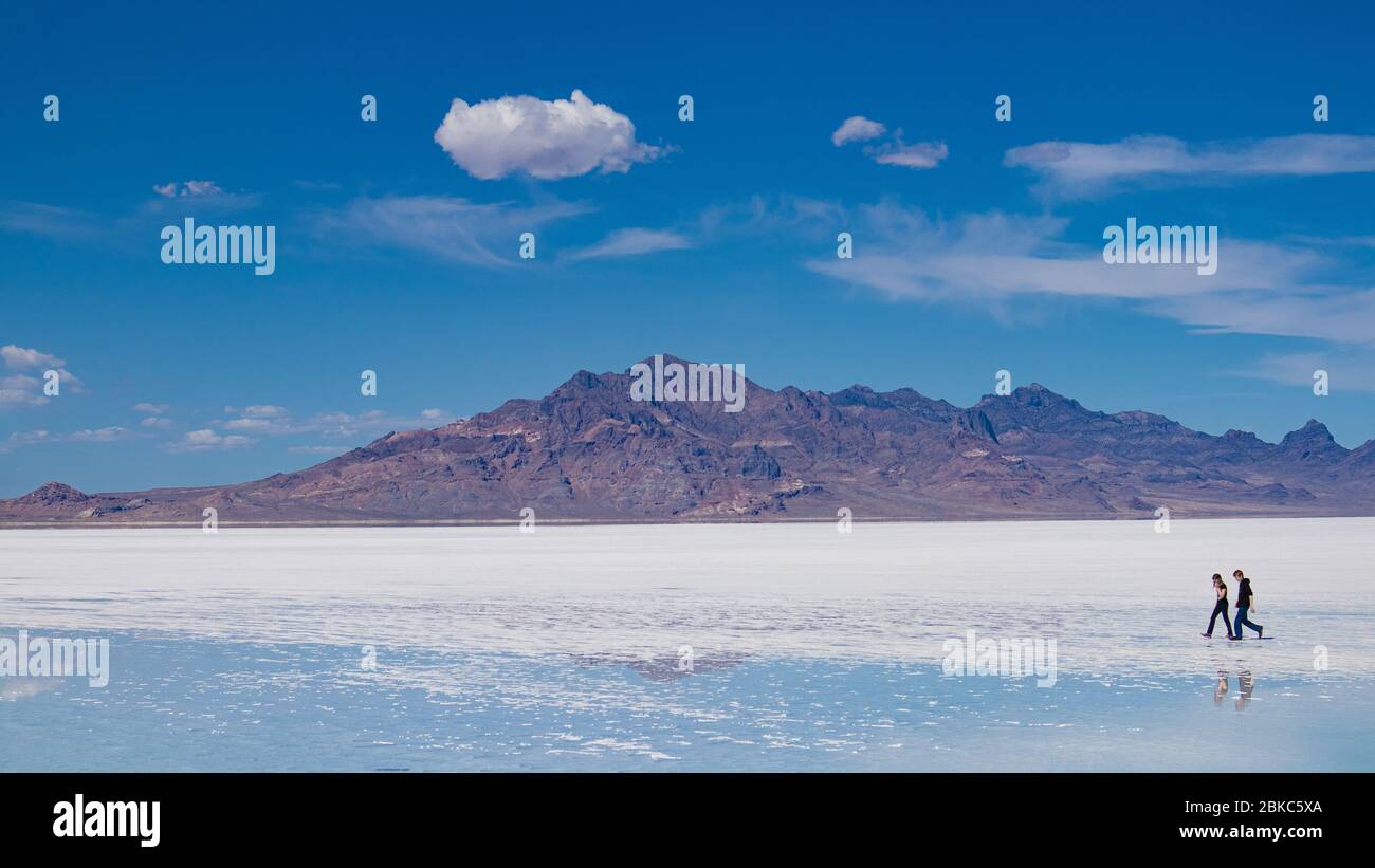 Zwei Leute, die durch Bonneville Salzebenen in Utah laufen. Stockfoto