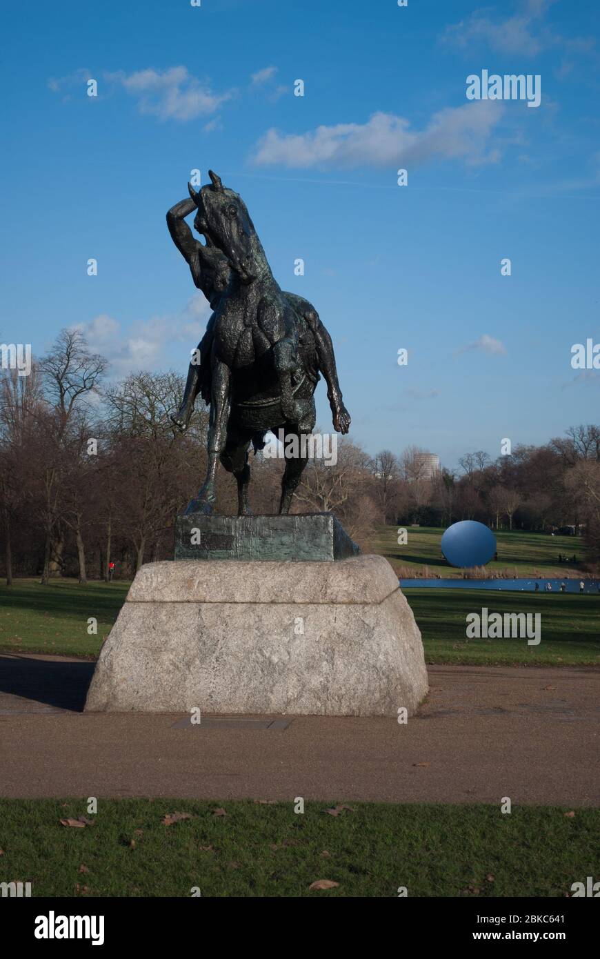 Physische Energie von George Frederic Watts & Sky Mirror von Anish Kapoor in Kensington Gardens, London W2 2UH Stockfoto