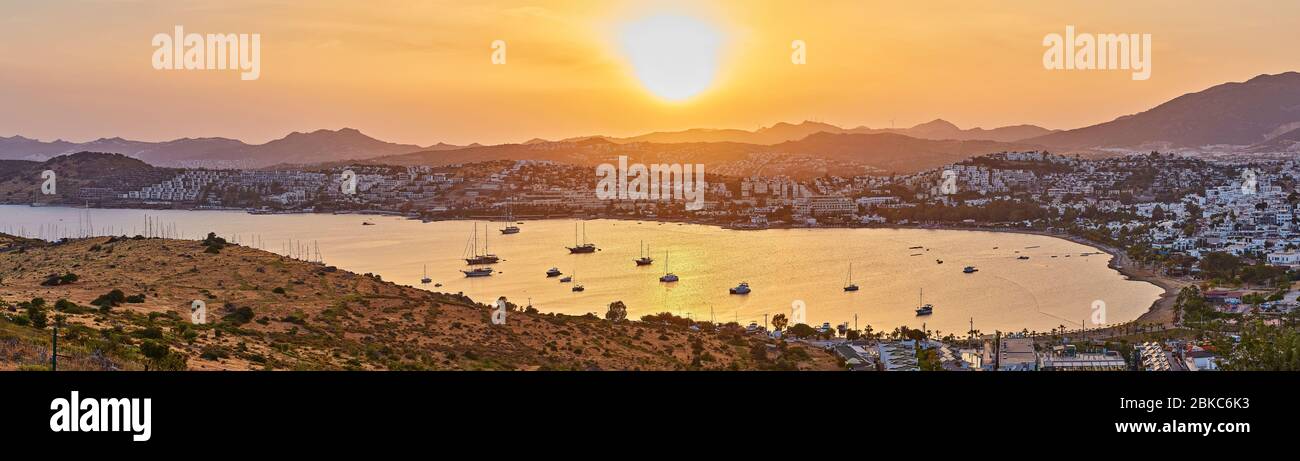 Panoramablick Sonnenuntergang Blick auf die Bucht von Gumbet in Bodrum an der Türkischen Riviera. Bodrum ist eine Stadt und ein Hafen Stadt in der Provinz Mugla, in der südwestlichen Ägäis R Stockfoto