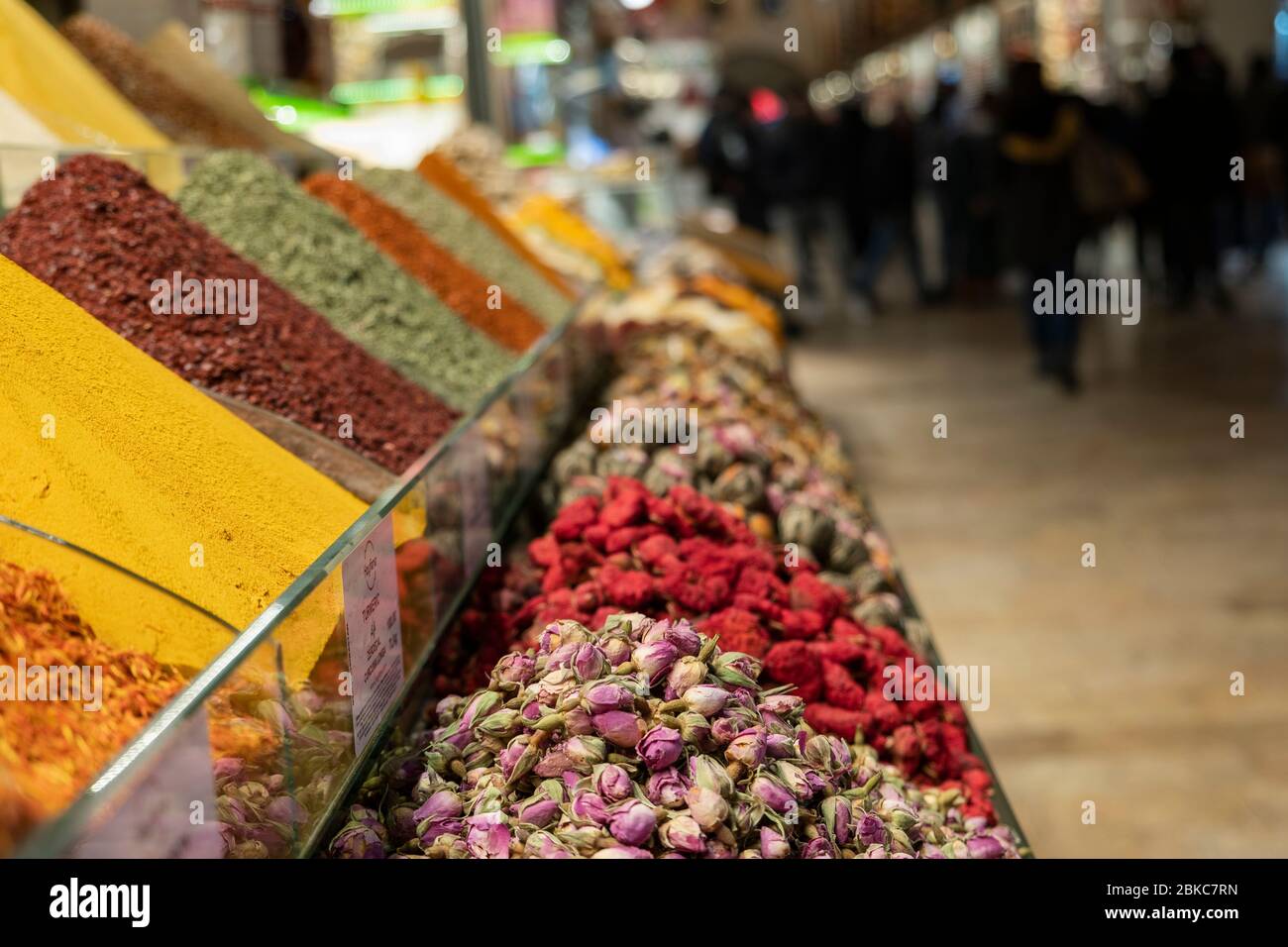 Türkische Gaumenfreuden und Snacks im Gewürzbasar in Istanbul. Getrocknete Feigen und Dattel Früchte, Aprikose, Haselnuss. Stockfoto