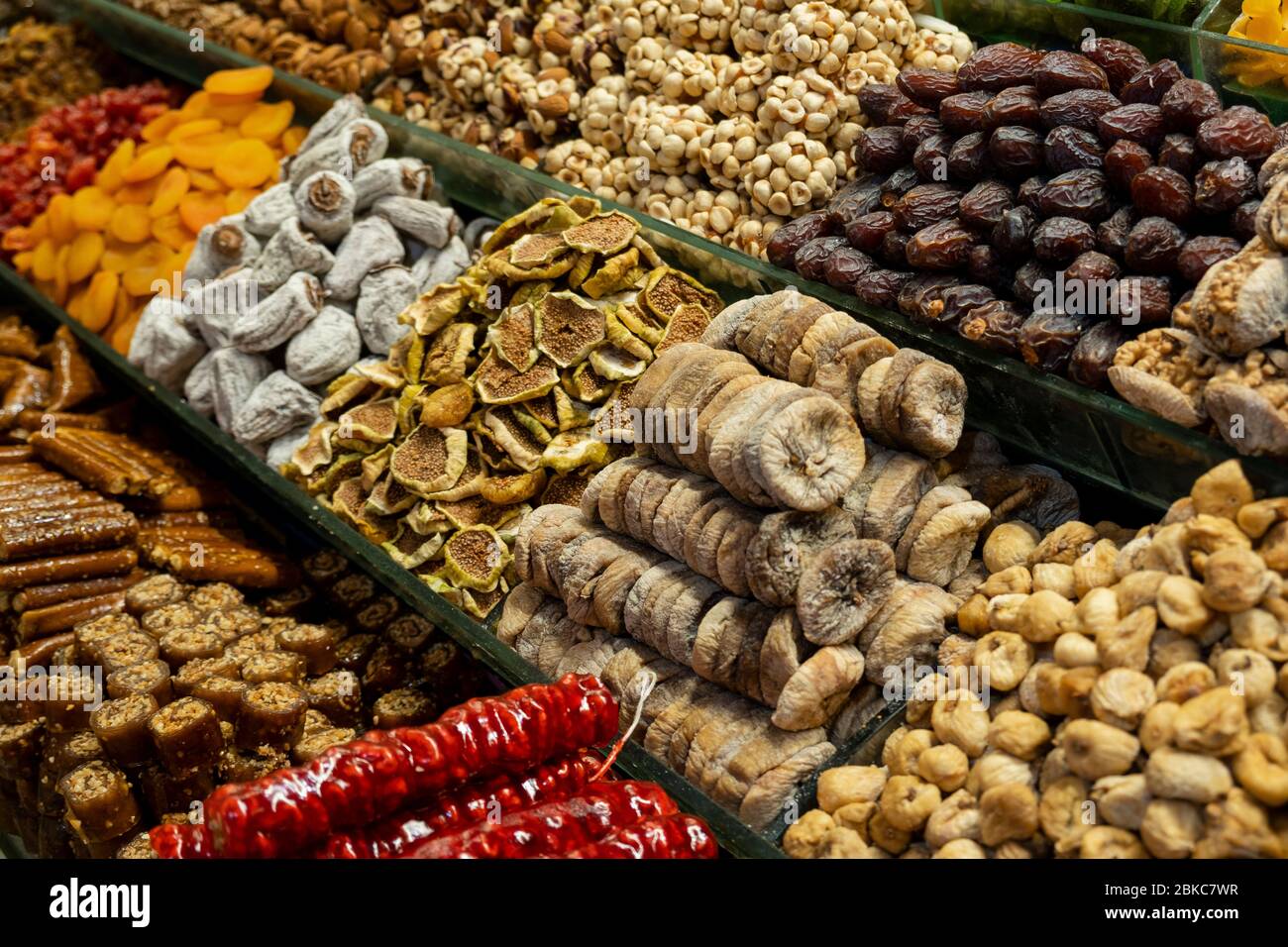Türkische Gaumenfreuden und Snacks im Gewürzbasar in Istanbul. Getrocknete Feigen und Dattel Früchte, Aprikose, Haselnuss. Stockfoto