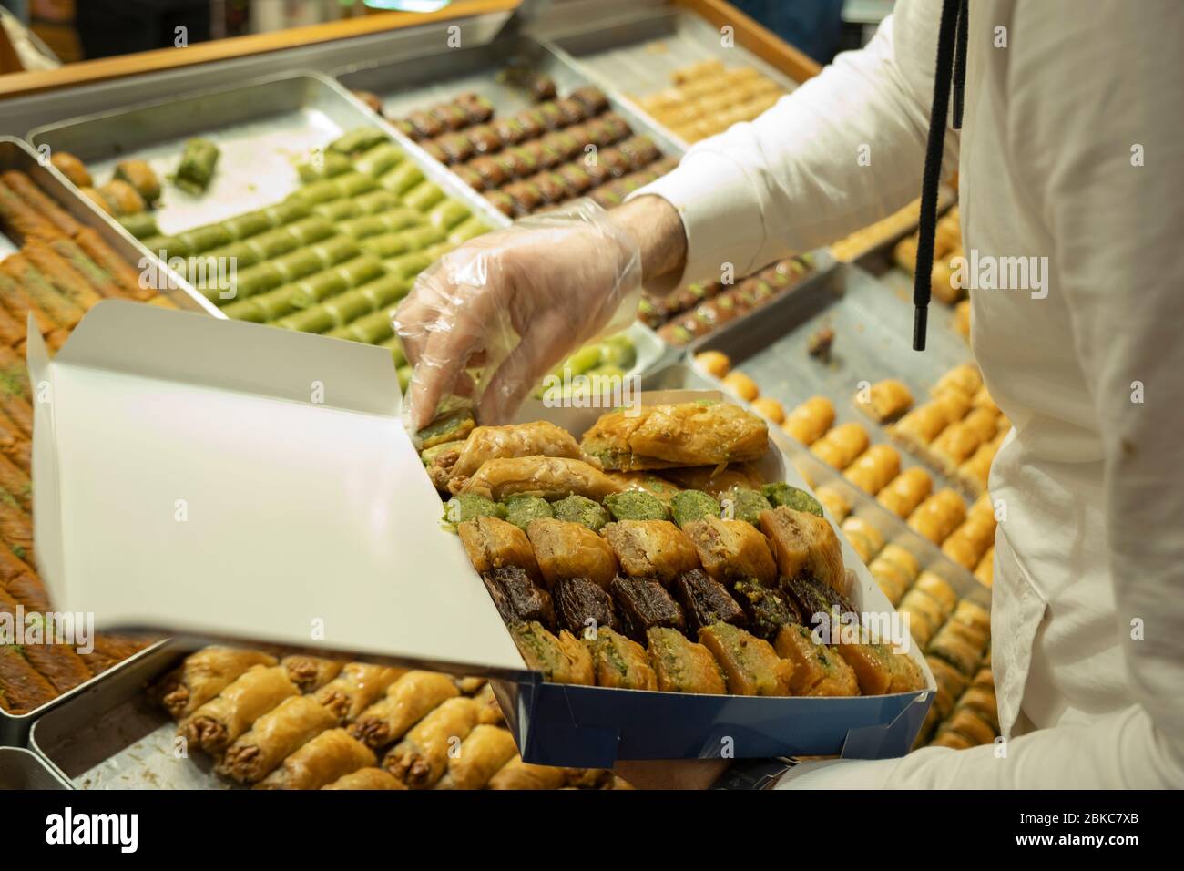 Türkische Baklava mit Pistazie und Walnuss. Traditionelles Dessert zum Verkauf in Stand. Leckeres und leckeres Essen. Stockfoto