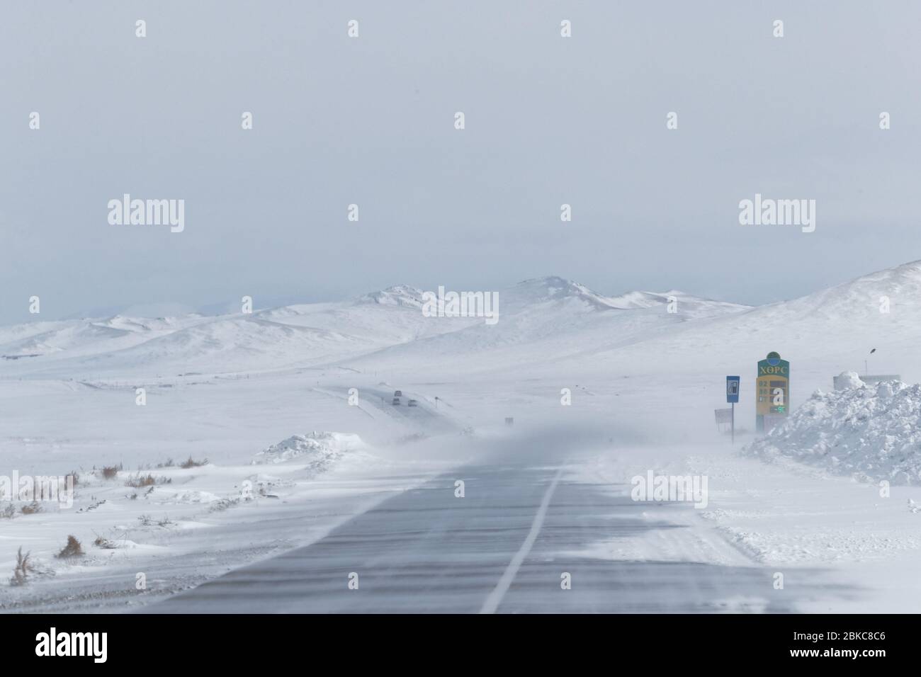 Schneesturm auf der Autobahn Stockfoto