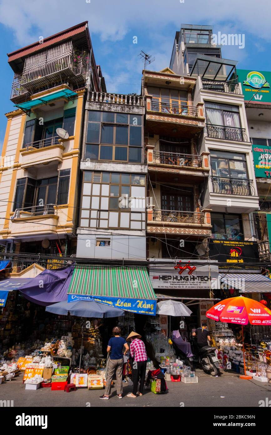 Wohnhäuser und Geschäfte arund Dong Xuan Markt, Hang Khoai Straße, Hoan Kiem, Altstadt, Hanoi, Vietnam Stockfoto
