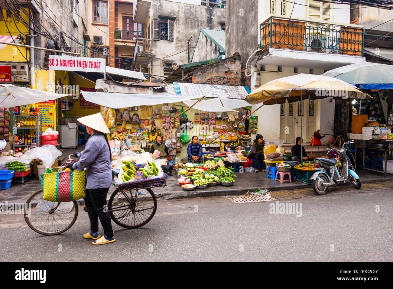 Straßenhändler rund um Dong Xuan Markthalle, Nguyen Thien Thuat Straße, Altstadt, Hanoi, Vietnam Stockfoto