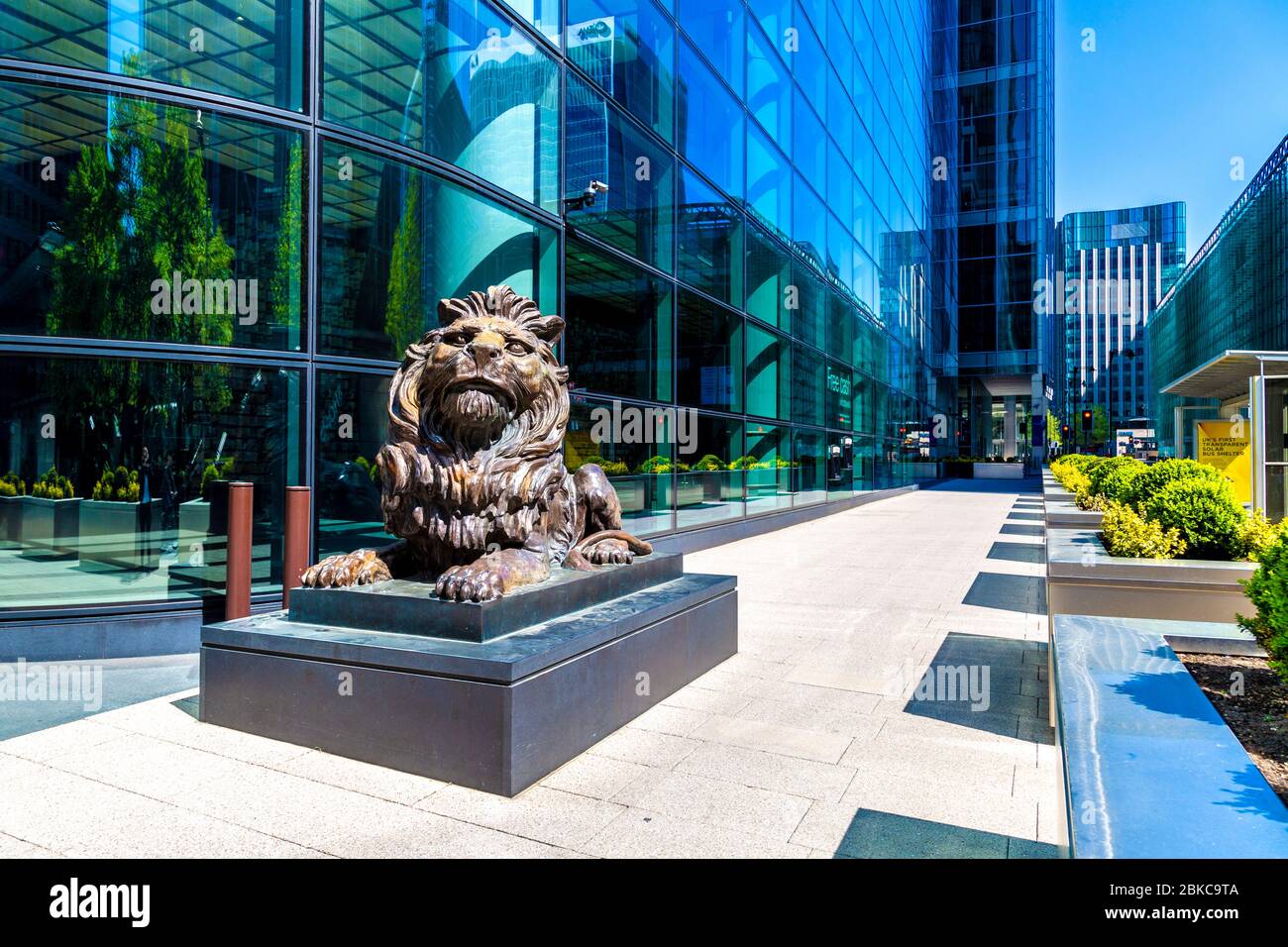 HSBC Löwe Skulptur Replik ursprünglich von W.W. Wagstaff vor dem HSBC-Hauptsitz in 8 Canada Square und N Colonnade, Canary Wharf, London, Großbritannien Stockfoto