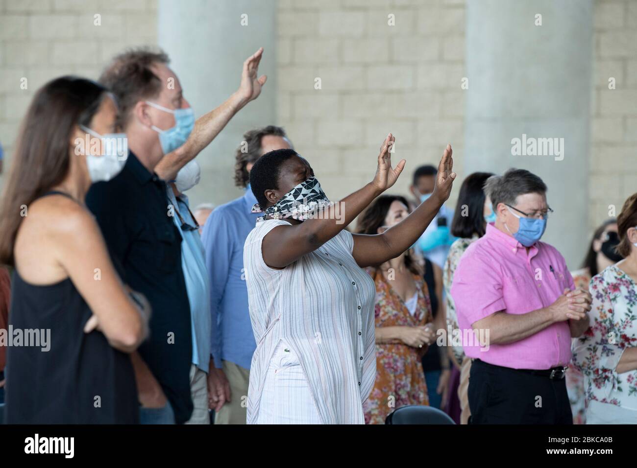 Mitglieder der LifeAustin Church beten zum ersten Mal seit mehr als sechs Wochen persönlich im Freilufttheater mit 1,500 Sitzplätzen in West Austin an. Kirchenführer beschränkten die Gruppe auf 325 ticketed Anbeter, während sie Masken und soziale Distanzierung aufgrund der Coronoavirus-Pandemie erforderten. Stockfoto