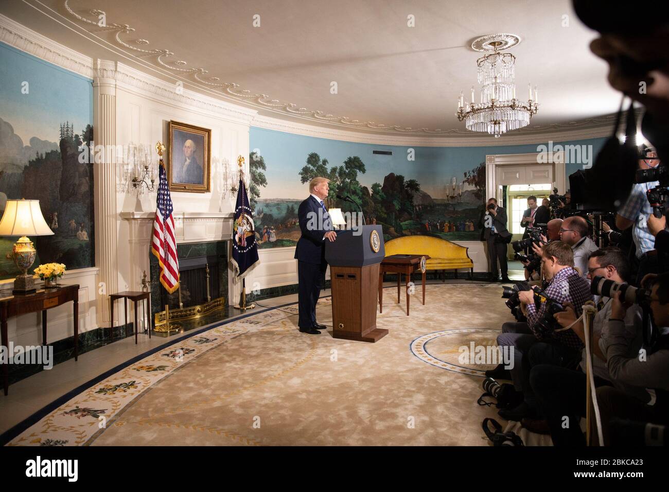 Am 8. Mai 2018 äußerte sich Präsident Donald Trump zu dem Rückzug der Vereinigten Staaten aus dem Gemeinsamen umfassenden Aktionsplan (Iran Nuclear Deal), was eine bedeutende Veränderung in der US-Außenpolitik markiert. Stockfoto