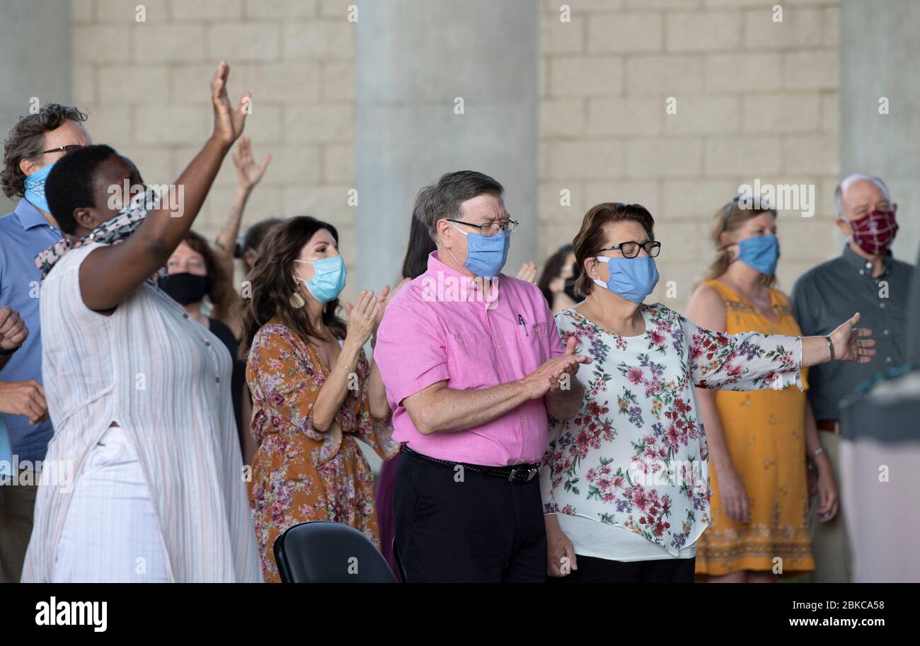 Mitglieder der LifeAustin Church beten zum ersten Mal seit mehr als sechs Wochen persönlich im Freilufttheater mit 1,500 Sitzplätzen in West Austin an. Kirchenführer beschränkten die Gruppe auf 325 ticketed Anbeter, während sie Masken und soziale Distanzierung aufgrund der Coronoavirus-Pandemie erforderten. Stockfoto