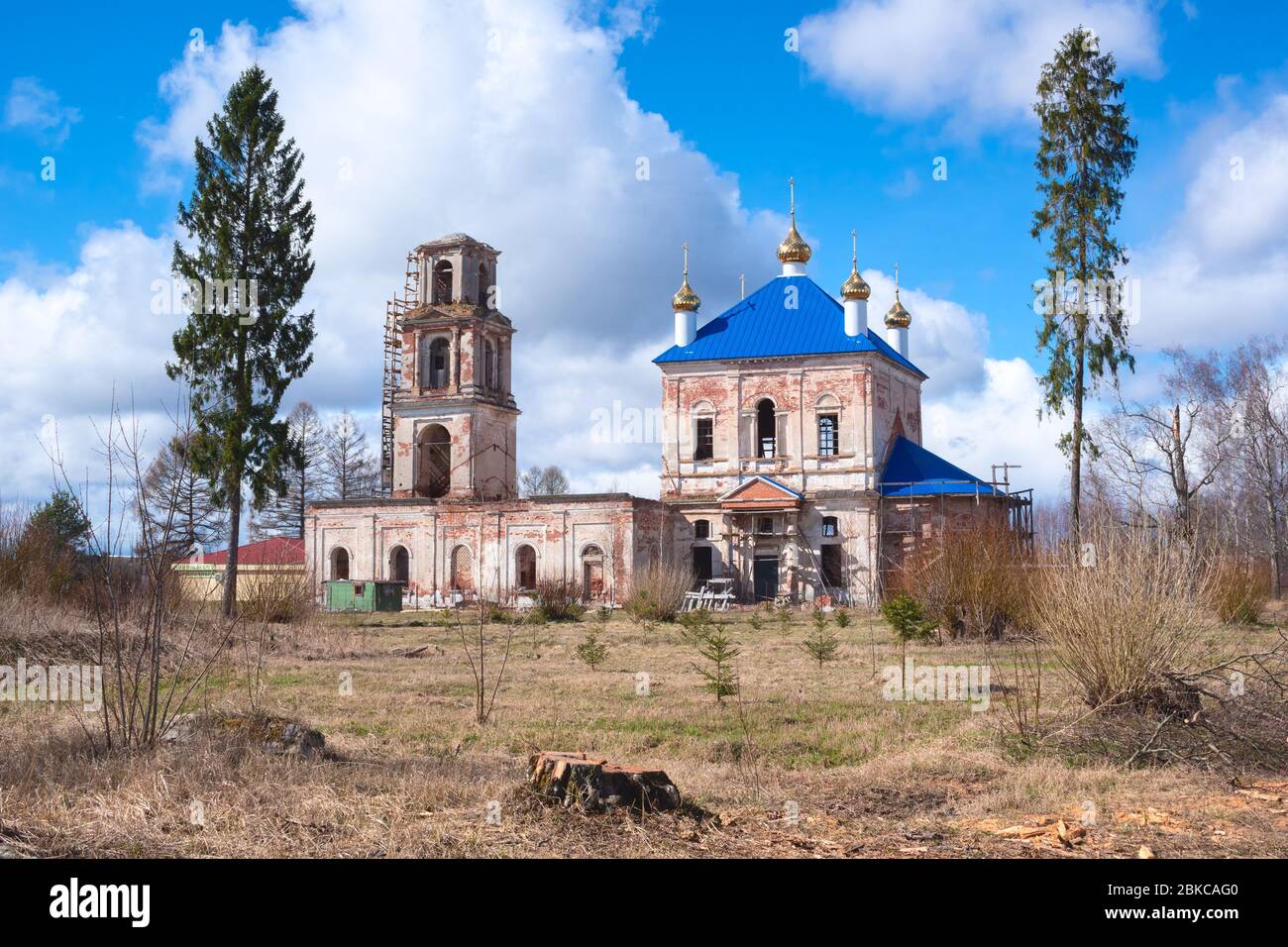 Kirche der Geburt Christi im Dorf Roschdestveno in den Prozess der Restaurierung, Twer Region, Russland Stockfoto