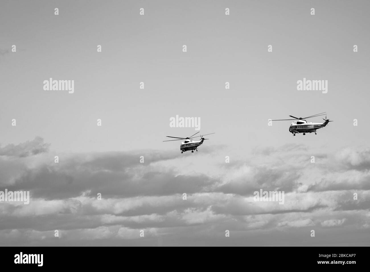 Marine One mit Präsident Donald J. Trump an Bord wird von einem Begleithubschrauber begleitet, wie es von Joint Base Andrews, MD., Freitag, 7. Februar 2020, für Präsident Trump Rückkehr ins Weiße Haus fliegt. Präsident Trump kehrt aus North Carolina zurück Stockfoto