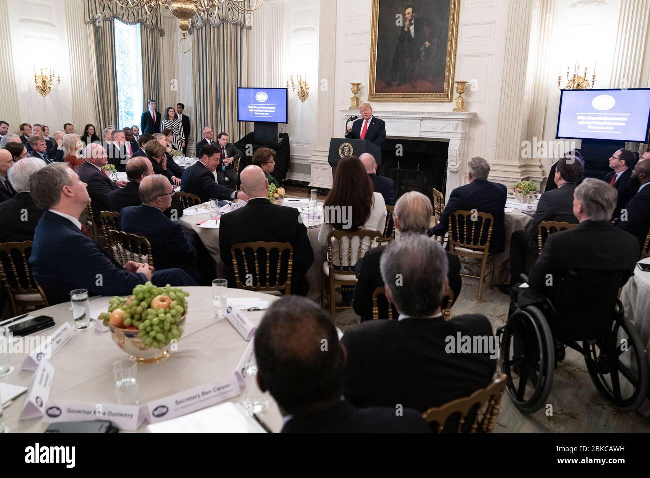 Am 10. Februar 2020 veranstaltete Präsident Donald J. Trump eine Business Session mit den Gouverneuren der USA im State Dining Room des Weißen Hauses. Die Veranstaltung konzentrierte sich auf Fragen, die die staaten und die nationalen Geschäftsinteressen betreffen. Stockfoto