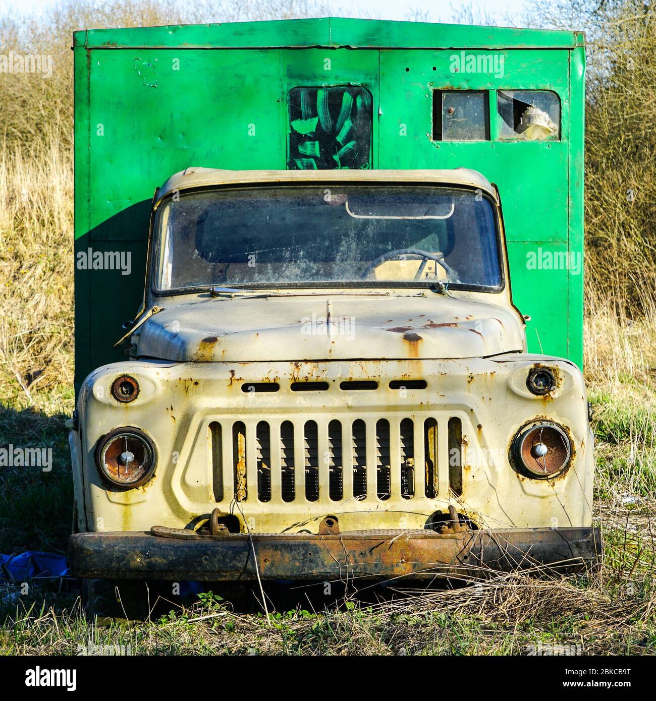 Vorderansicht eines alten, verlassenen LKW auf einer Wiese Stockfoto