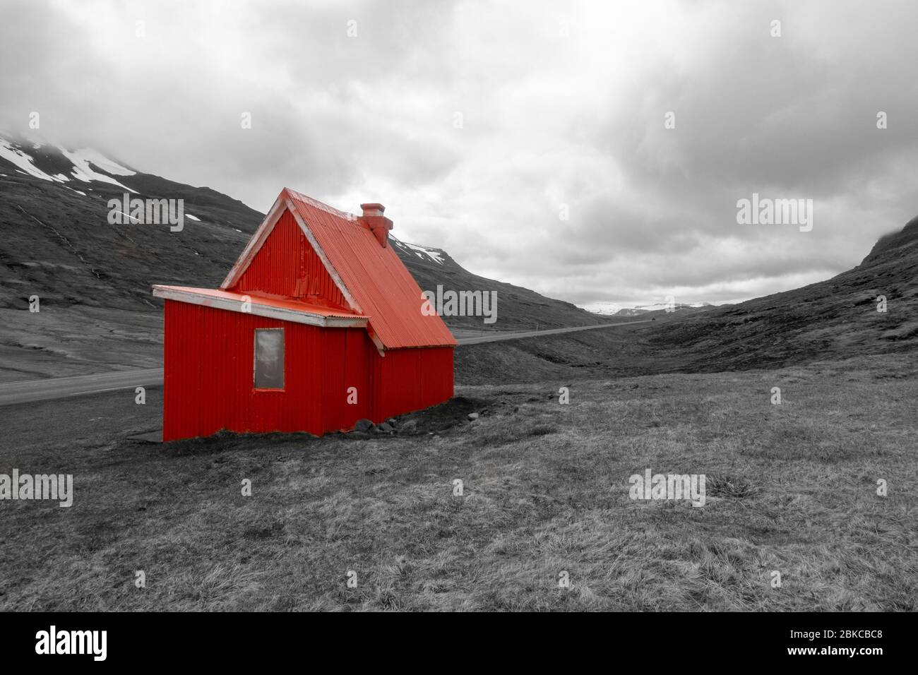 Rote Hütte (isoliert vor schwarz-weißem Hintergrund) auf der Route 1 zwischen Reyðarfjörður und Egilsstaðir im Nordosten Islands. Stockfoto