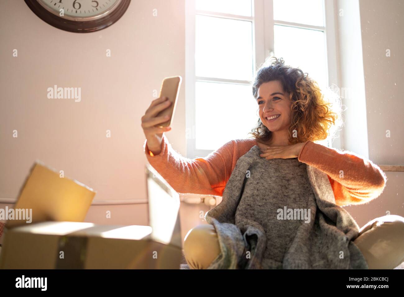 Frau, Die Selfie Nimmt, Während Sie Zu Hause Kleidung Versucht Stockfoto