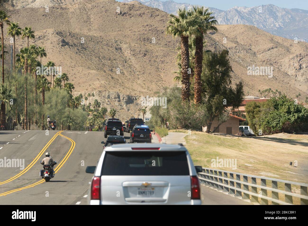 Präsident Donald J. Trumps Autokolonne reist vom Palm Spring International Airport in Palm Springs, Kalifornien. Mittwoch, 19. Februar 2020, auf dem Weg zum Porcupine Creek Golfplatz in Rancho Mirage, Kalifornien. Präsident Trump in Kalifornien Stockfoto