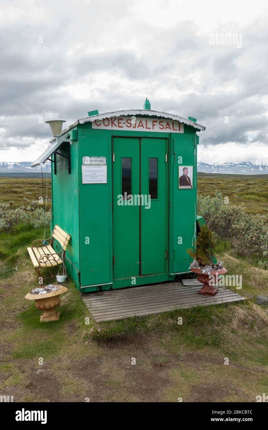 Coke Sjalfsali, der grüne Haus Solar angetriebene Verkaufsautomat Haltestelle auf der Route 94, Borgarfjarðarvegur, im Nordosten Islands. Stockfoto