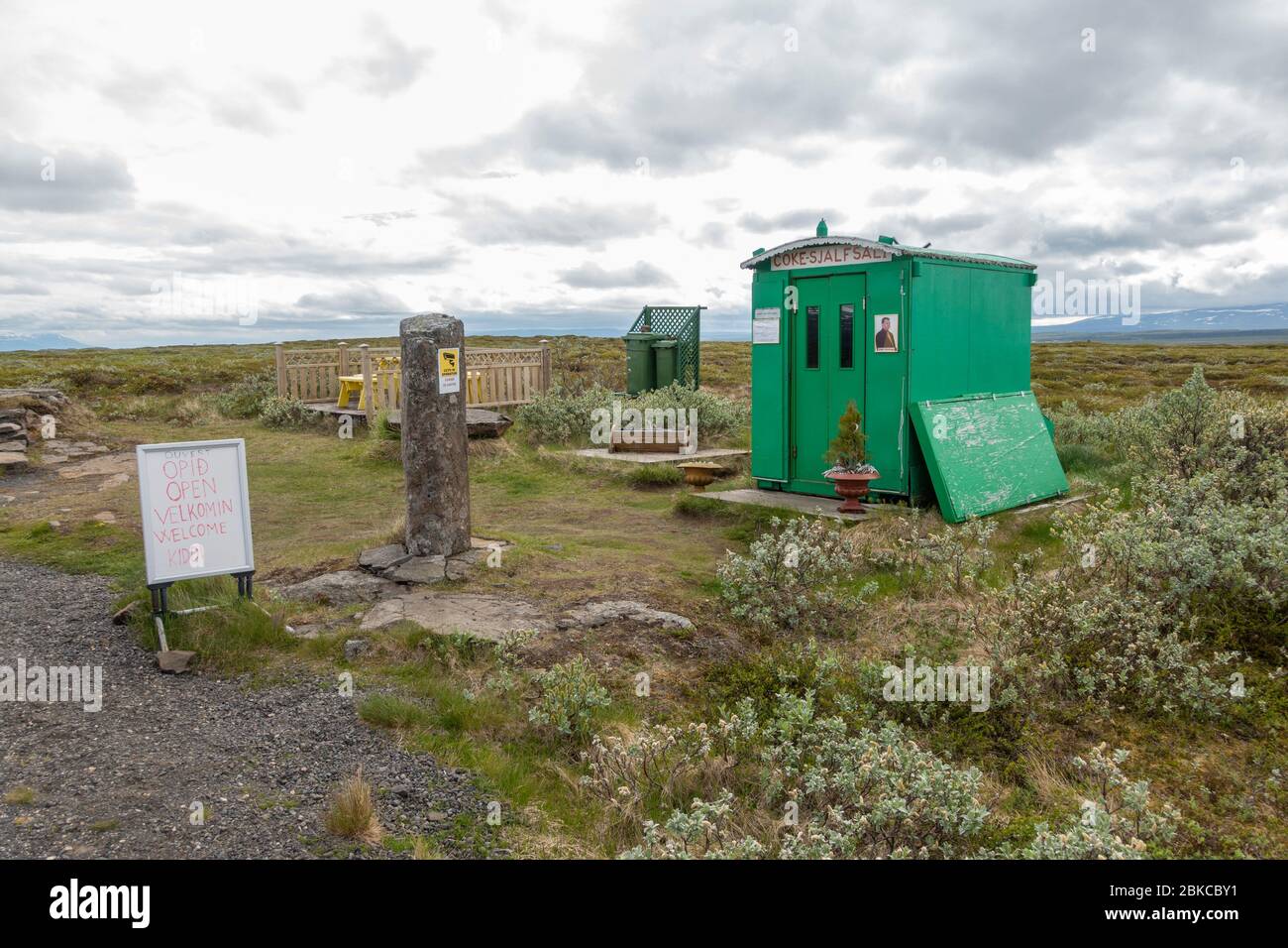 Coke Sjalfsali, der grüne Haus Solar angetriebene Verkaufsautomat Haltestelle auf der Route 94, Borgarfjarðarvegur, im Nordosten Islands. Stockfoto