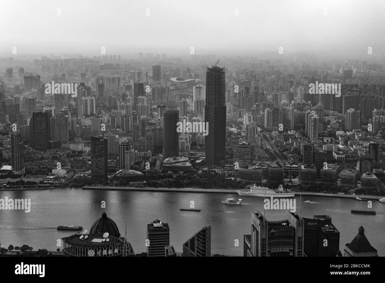 Luftaufnahme des rauchigen Stadtbildes der Shanghai-Megastädte in China. Umweltverschmutzung in Shanghai, China Stockfoto