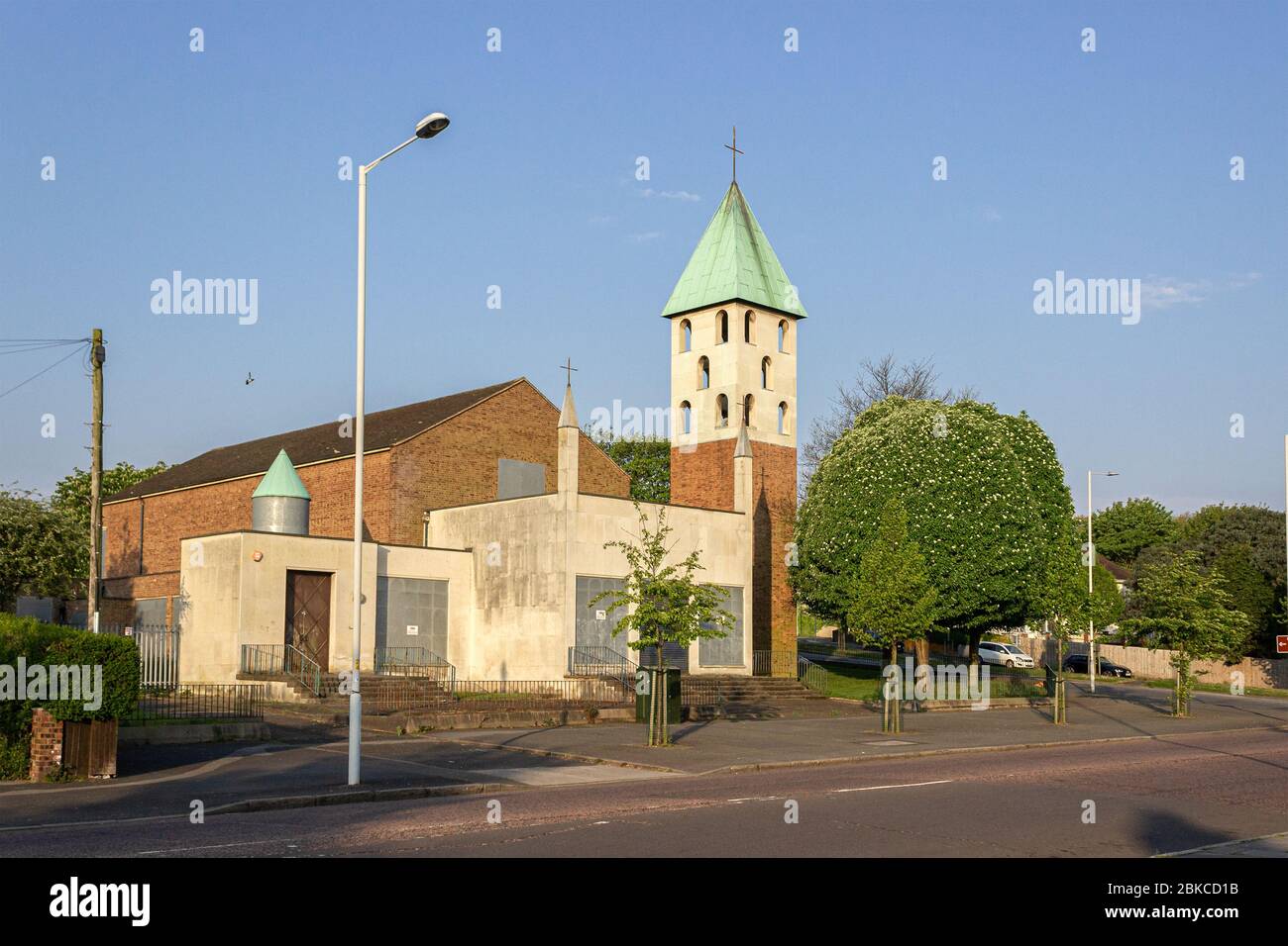 Holy Cross Church, Hoylake Road, Bidston, Wirral. Erbaut 1959 von Francis Velarde, heute nicht mehr genutzt. Stockfoto