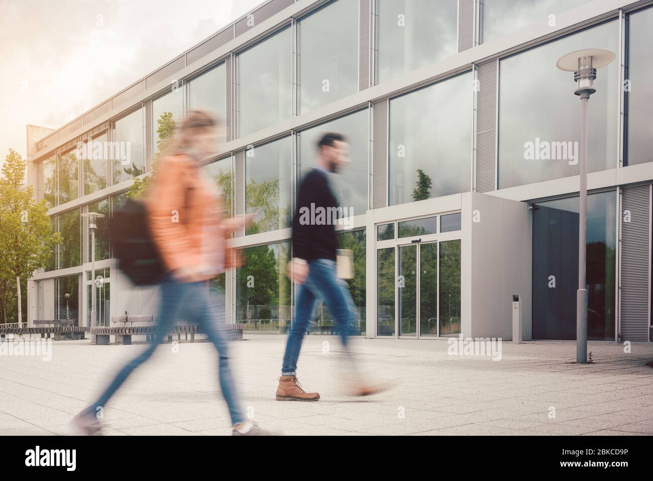 Verschwommene Silhouette von Studenten, die auf dem Universitätscampus beschäftigt sind Stockfoto