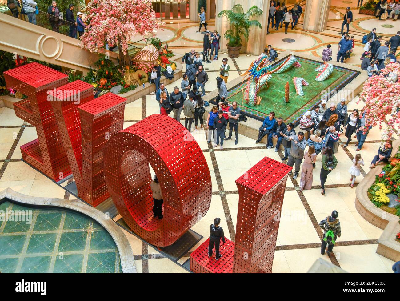LAS VEGAS, NEVADA, USA - FEBRUAR 2019: Menschen, die die Love Art Installation im Venetian Hotel in Las Vegas fotografieren. Stockfoto
