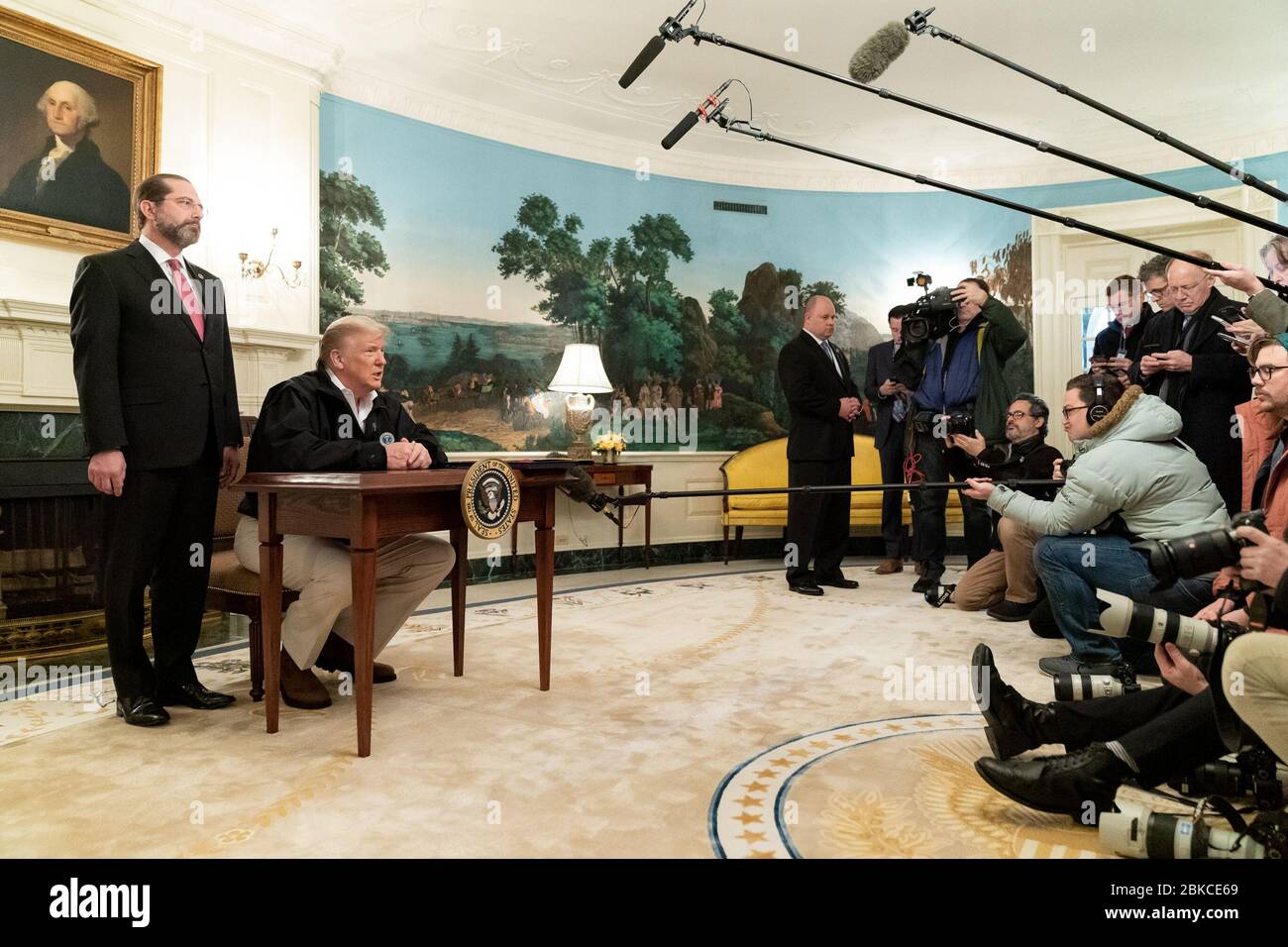 Präsident Donald J. Trump, zusammen mit dem Minister für Gesundheit und menschliche Dienste Alex Azar, nimmt Fragen der Presse nach der Unterzeichnung des Kongressfinanzierungsgesetzes für die Reaktion auf Coronavirus Freitag, 6. März 2020, im diplomatischen Empfangsraum des Weißen Hauses. Präsident Trump unterzeichnet das Congressional Funding Bill for Coronavirus Response Stockfoto