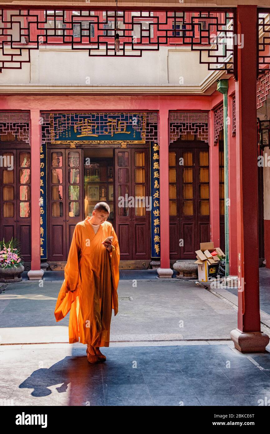 Shanghai / China - 28. Juli 2015: Mönch im historischen buddhistischen Tempelkomplex des Jingan Tempels an der West Nanjing Road in der Innenstadt von Shanghai, China Stockfoto