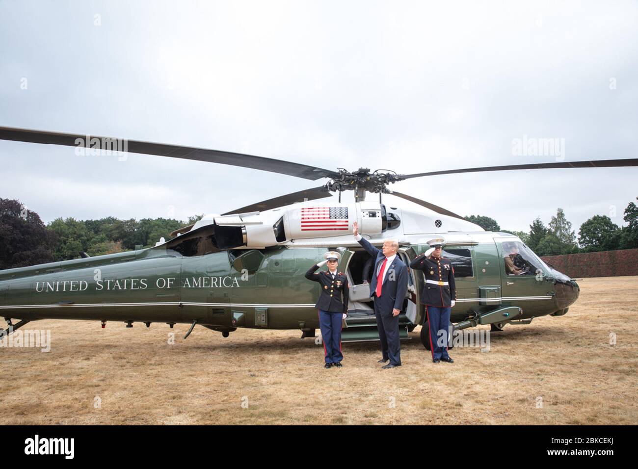 Präsident Donald J. Trump verlässt die Royal Military Academy Sandhurst am 13. Juli 2018 auf Marine One, als Teil seiner Reise nach Europa mit First Lady Melania Trump. Stockfoto
