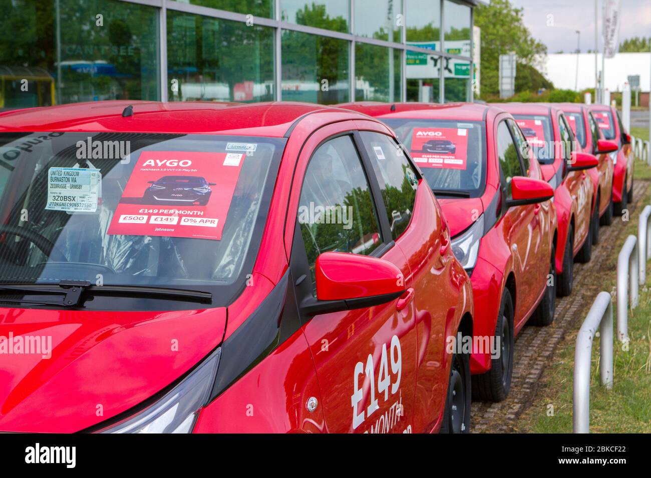 Neue Kredit-Leasing mieten roten Toyota Aygo Autos zum Verkauf bei £149 pro Monat bei Händlern in Southport, Großbritannien Stockfoto