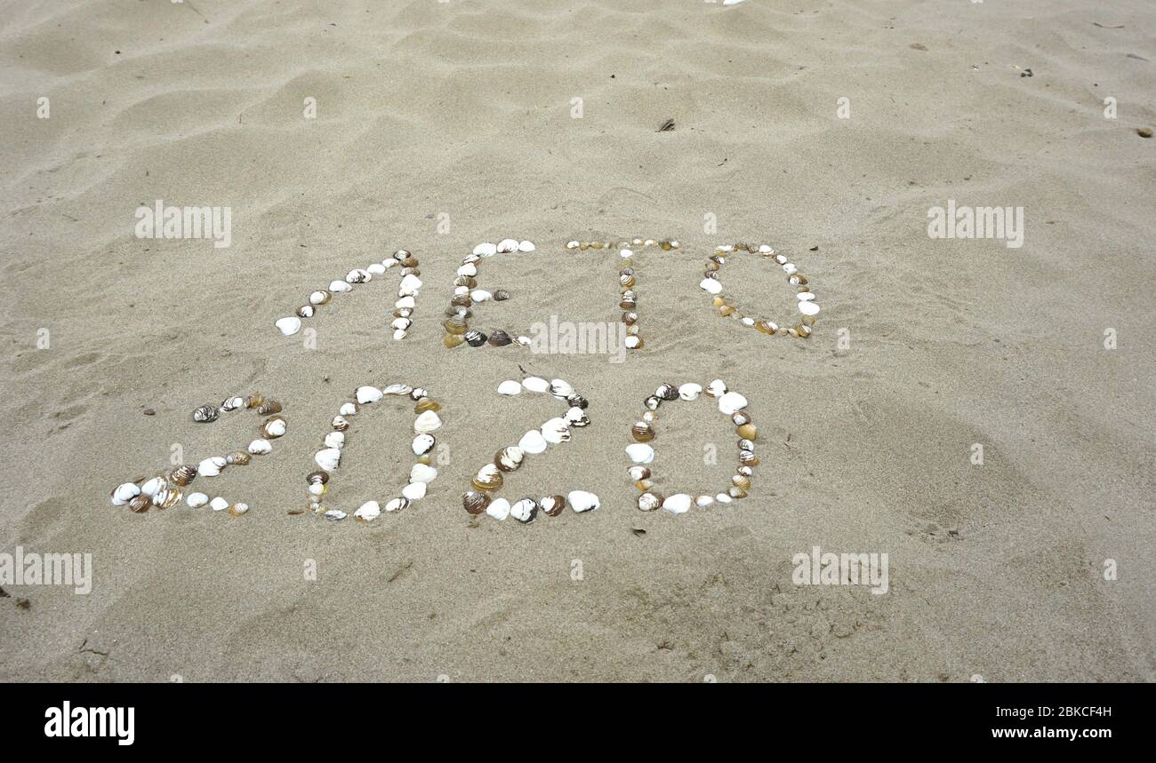 Sommer 2020, russisches Wort mit Muscheln am Strand, kyrillische Schrift (Лето 2020 Stockfoto