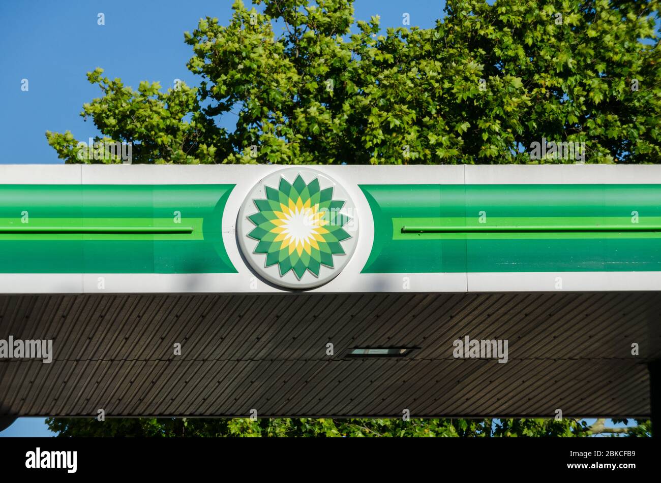 London, Großbritannien - 2. Mai 2020: BP - BP ist ein britisches multinationales Öl- und Gasunternehmen mit Hauptsitz in London und ist das sechstgrößte Energieunternehmen von Stockfoto