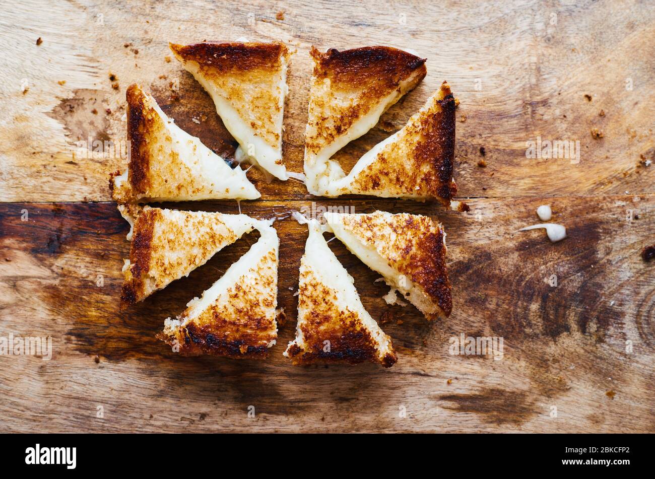 Hot Sliced Sandwich mit geschmolzenem Mozzarella Käse auf einem Tisch hausgemachte Fast-Food-Draufsicht Stockfoto