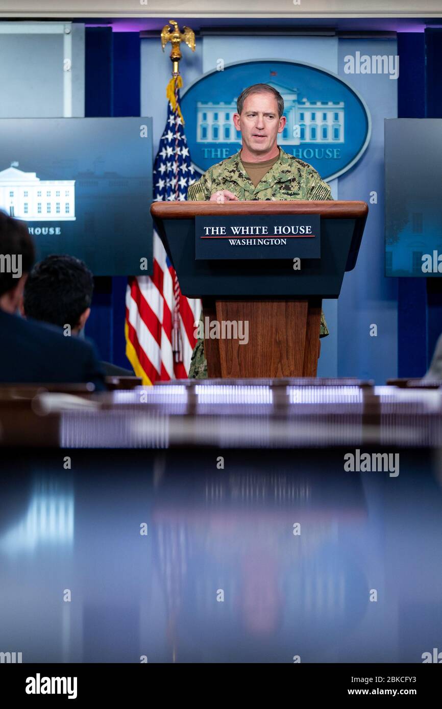 Präsident Donald J. Trump und Vizepräsident Mike Pence nahmen am 5. April 2020 an einem Update-Briefing im Weißen Haus Teil, bei dem Konteradmiral John Polowczyk vor der Presse zu Fragen der Lieferkette im Zusammenhang mit COVID-19 sprach. Stockfoto