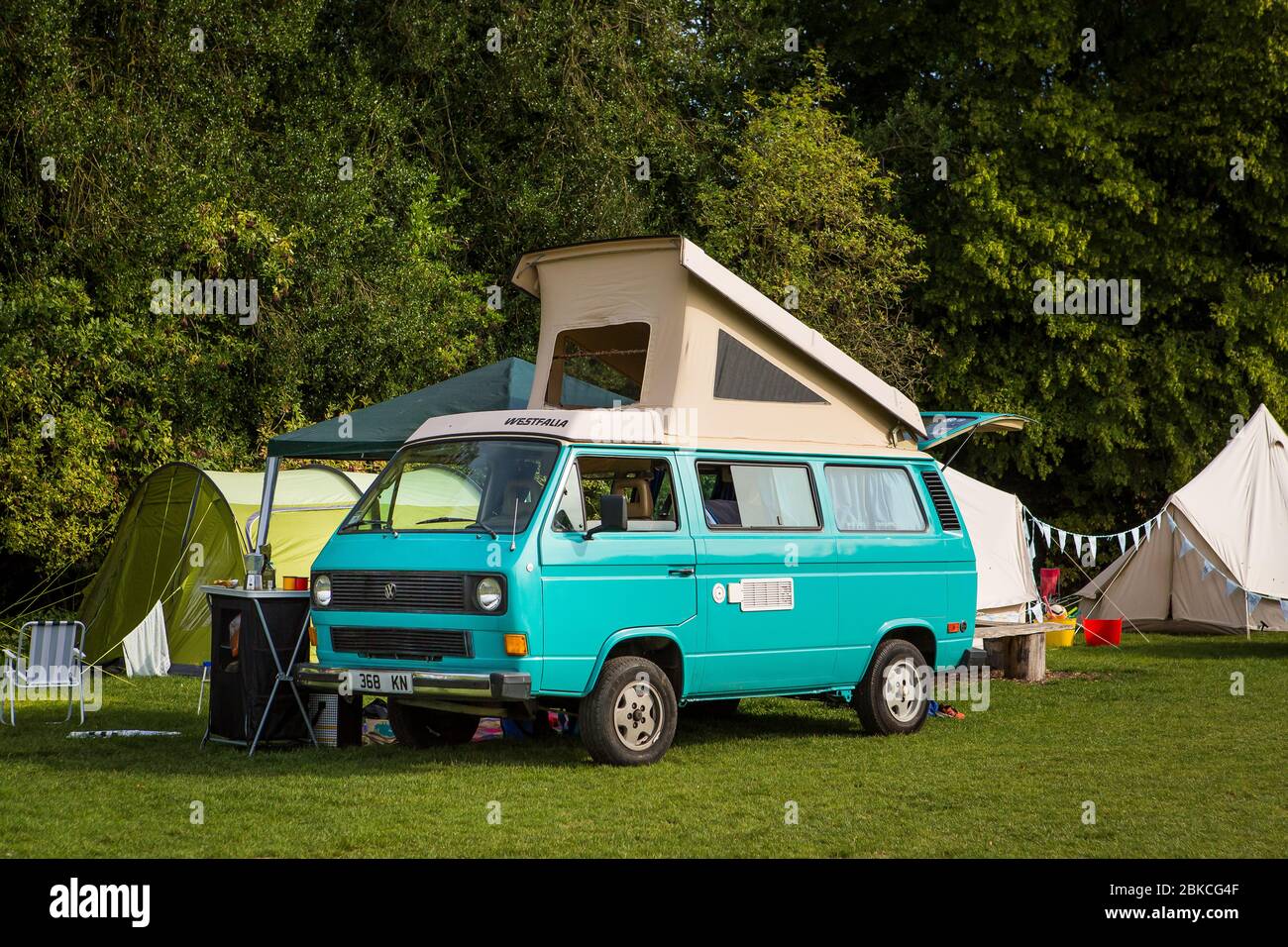 Farbenfroher türkisfarbener Wohnmobil mit Pop-Top-Dach auf Wowo's, einem Familiencampingplatz in Sussex Stockfoto