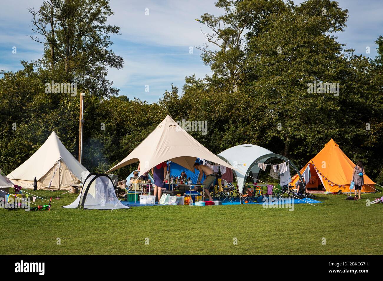 Weite Aufnahme eines belebten Campingplatzes bei Wowo's, einem Familiencampingplatz in Sussex Stockfoto