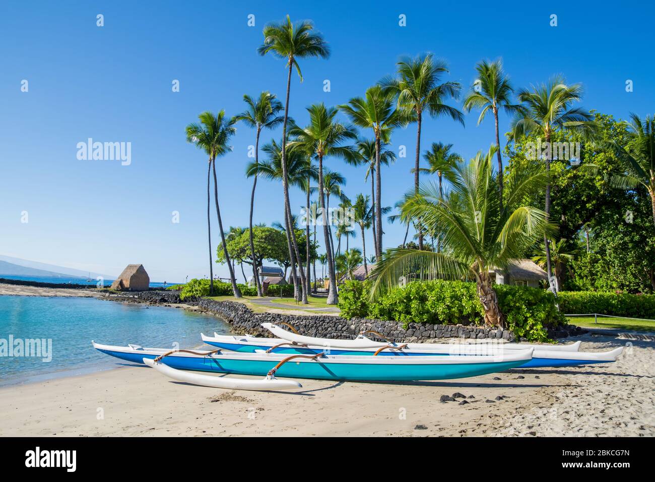 Hawaiiiianisches Auslegerkanuu am Kamakahonu Beach Kailua-Kona, Big Island, Hawaii Stockfoto