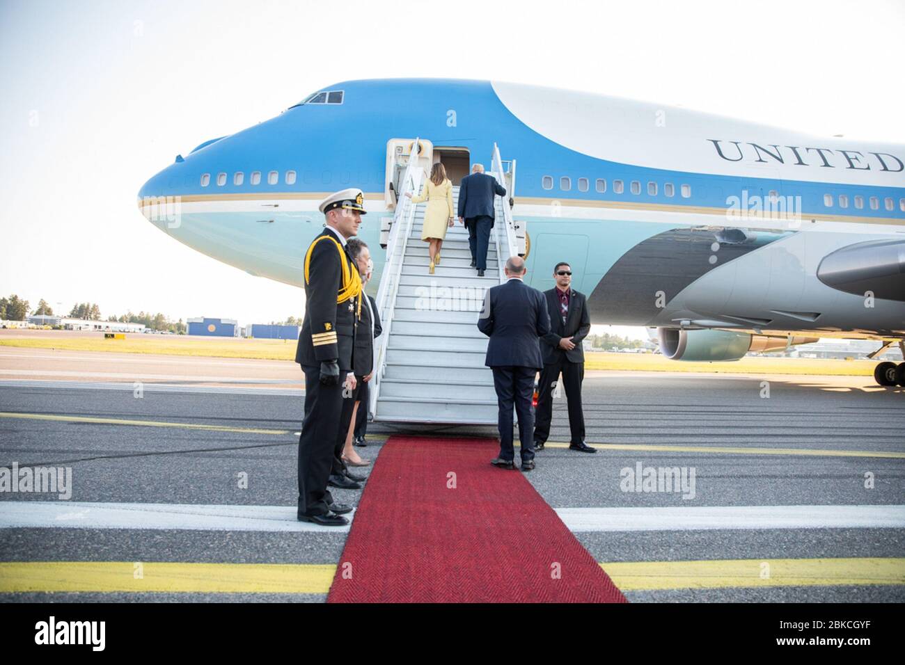 Am 16. Juli 2018 stiegen Präsident Donald J. Trump und First Lady Melania Trump nach ihrem offiziellen Besuch in Europa an Bord der Air Force One in Helsinki. Die Reise war Teil einer Reihe diplomatischer Engagements in Europa. Stockfoto