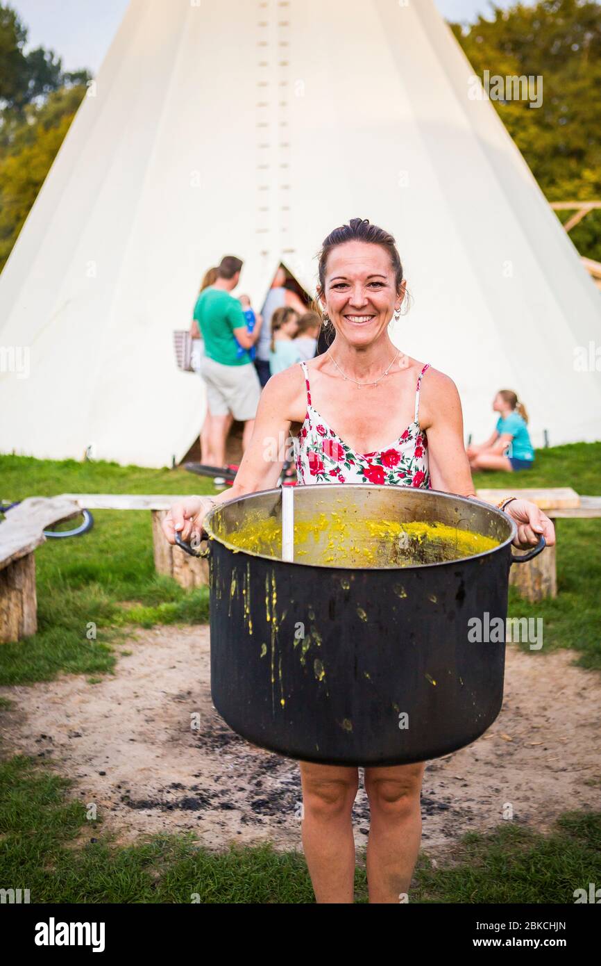 Am Lagerfeuer zubereitete Suppe, die an einem Sommerabend im Wowo's, einem Familiencampingplatz in Sussex, serviert wird Stockfoto