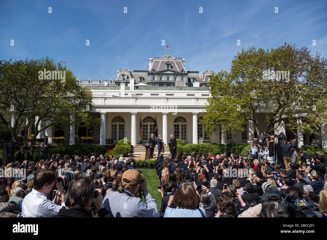 Präsident Donald Trump hält Bemerkungen vor Richter Neil M. Gorsuch, der seinen Eid ablegt, 113. Richter des Obersten Gerichtshofs zu sein, Montag, 10. April 2017, im Rosengarten des Weißen Hauses in Washington, D.C. die ersten 100 Tage von Präsident Trump: 74 Stockfoto