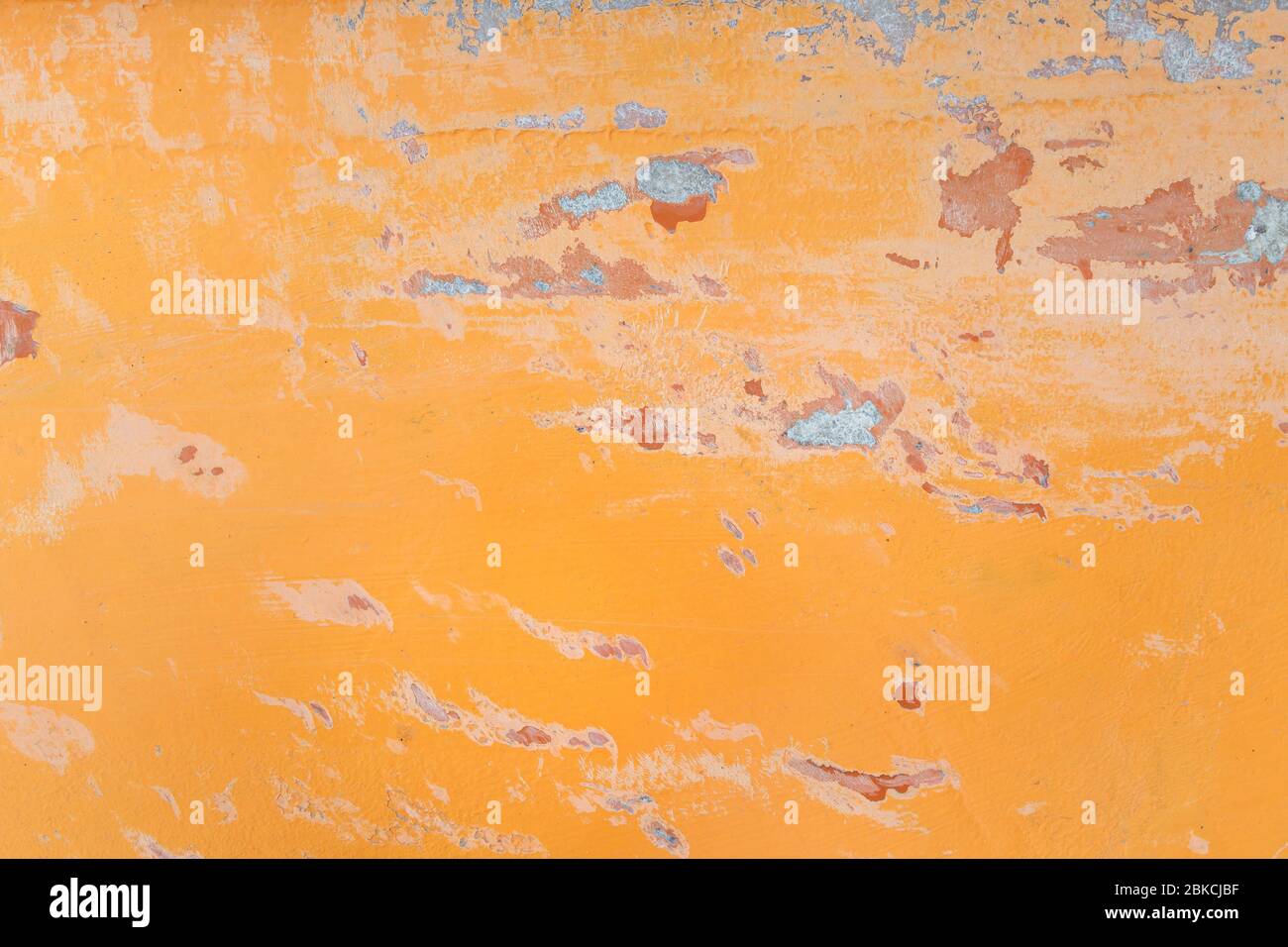 Nahaufnahme einer alten und verwitterten Oberfläche aus orangefarbenem Fiberglas (Fiberglas) mit Kratzern. Hochauflösender, abstrakter Hintergrund im Vollformat. Kopierbereich. Stockfoto