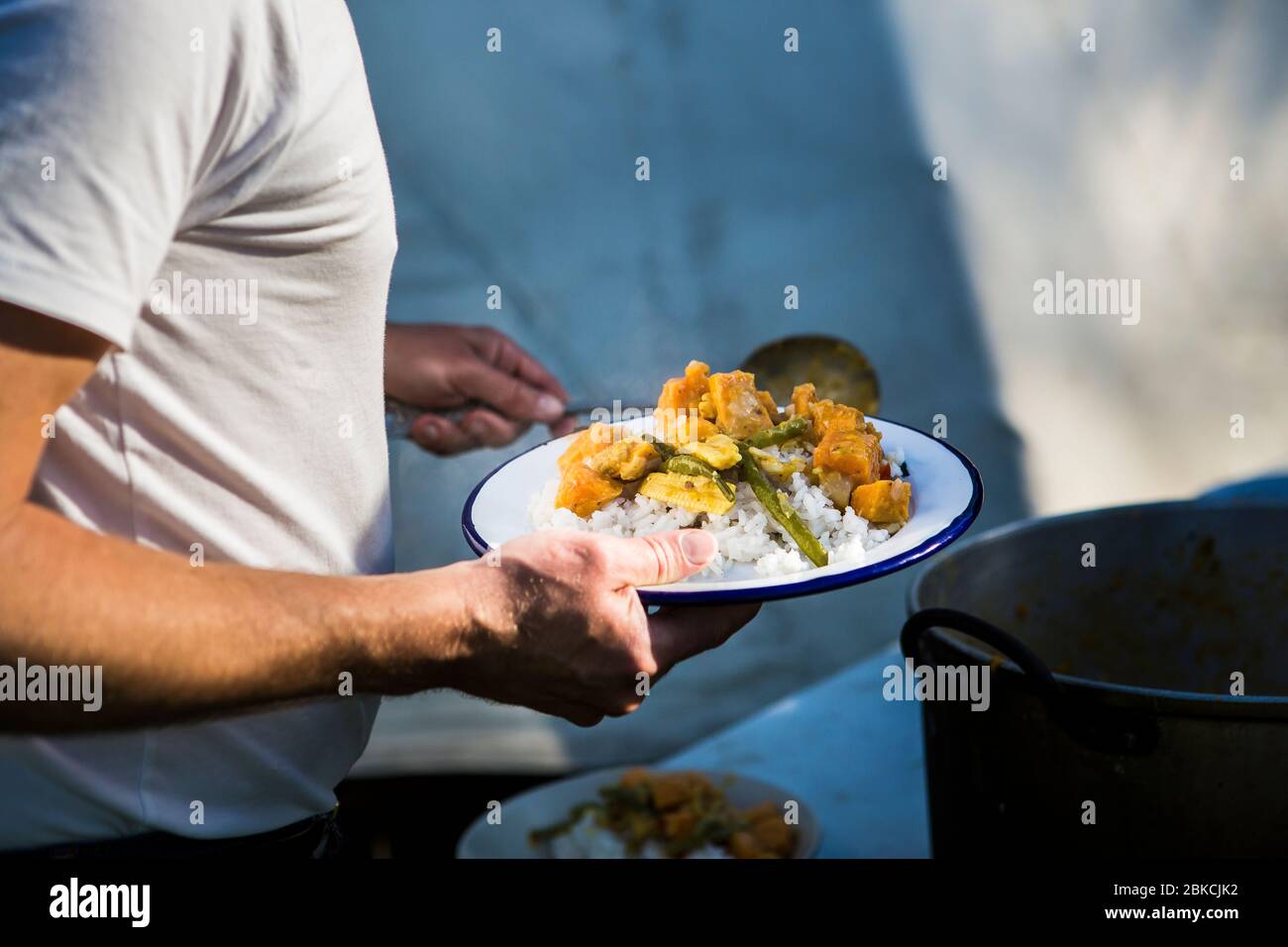 Gemüsecurry, das auf dem offenen Feuer beim Campen im Freien gekocht wurde, in Kent, Großbritannien Stockfoto