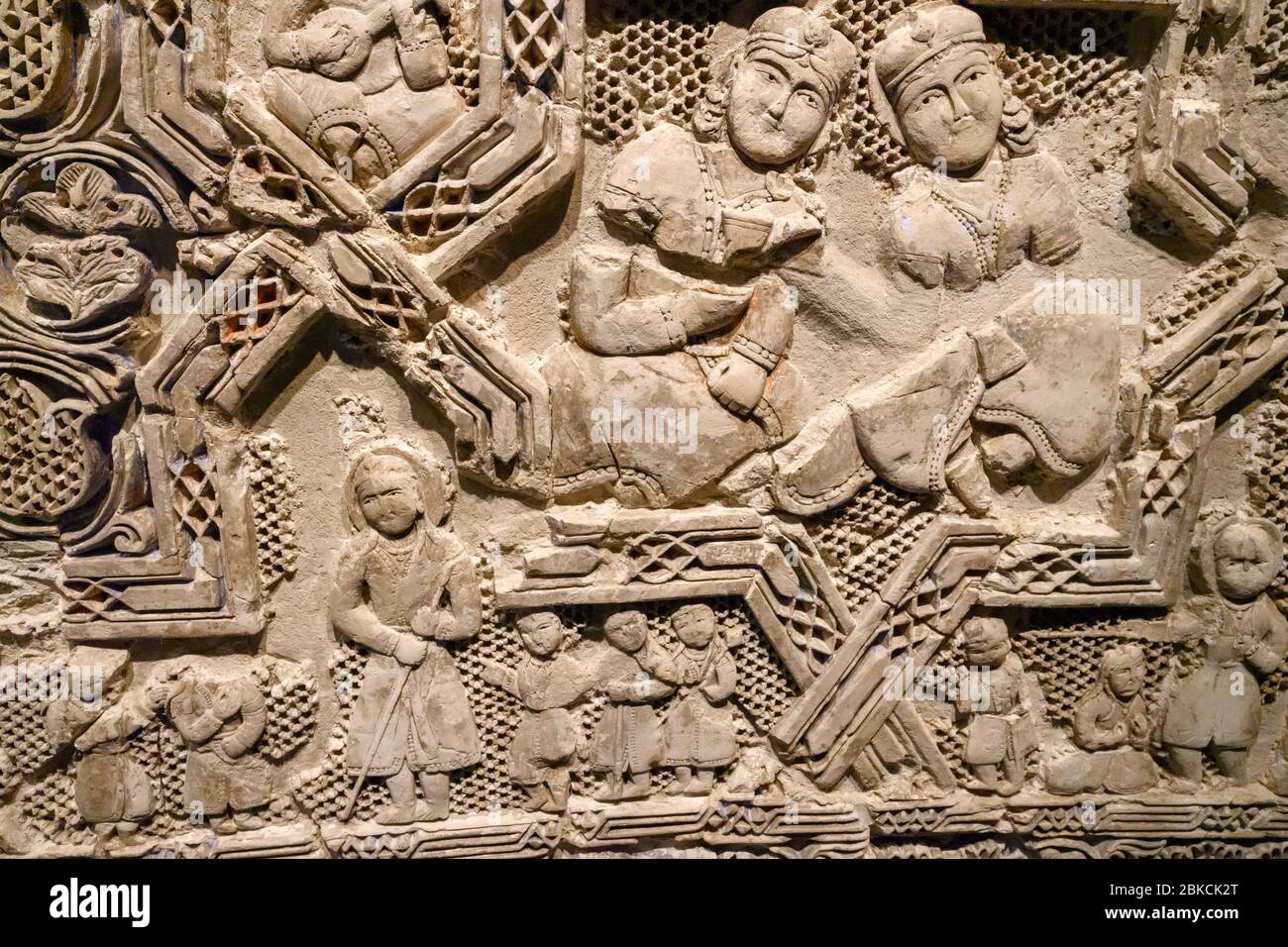 Monumentale Tafel mit geschnitzten Figuren, 12. Jahrhundert, Iran, gemauzt geschnitzt und Stuck bemalt Stockfoto