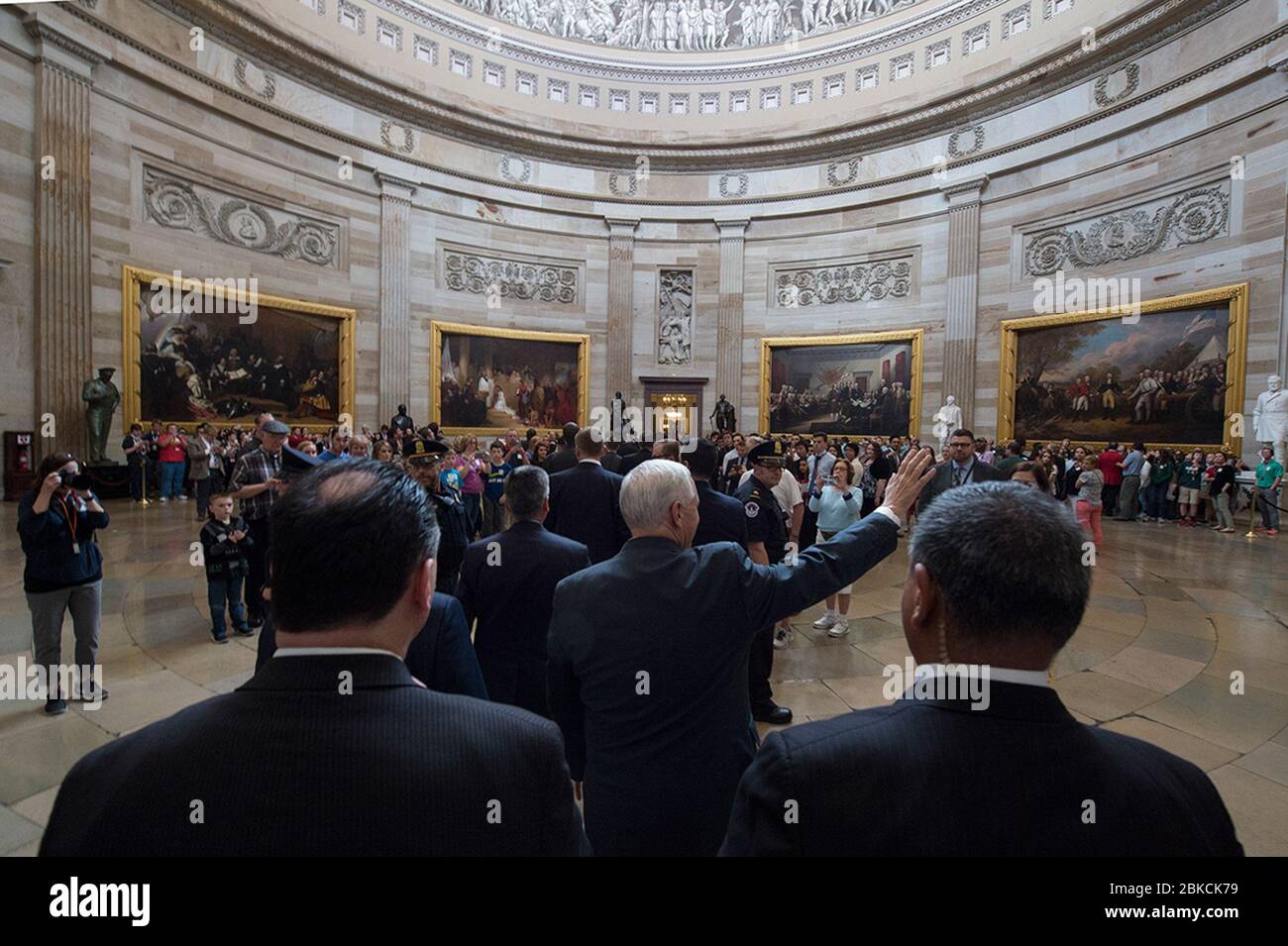 Vizepräsident Mike Pence winkt den Besuchern in der Rotunde des US-Kapitolgebäudes, Dienstag, 3. April 2017. Die ersten 100 Tage von Präsident Trump: 63 Stockfoto