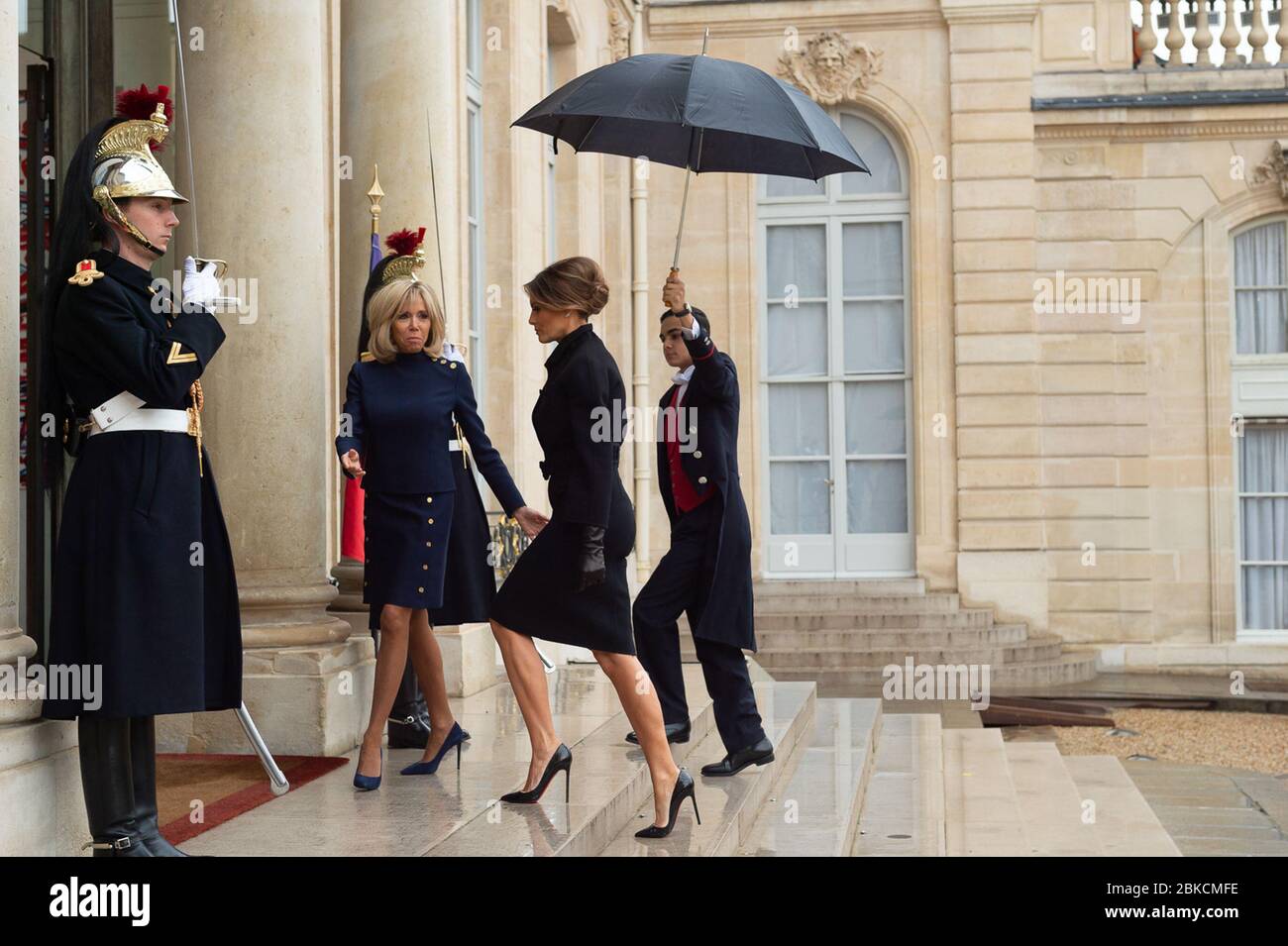 First Lady Melania Trump trifft am 10. November 2018 im Elysee-Palast in Paris ein, wo sie von Brigitte Macron, der Frau des französischen Präsidenten Emmanuel Macron, während eines diplomatischen Besuchs in Frankreich begrüßt wird. Stockfoto