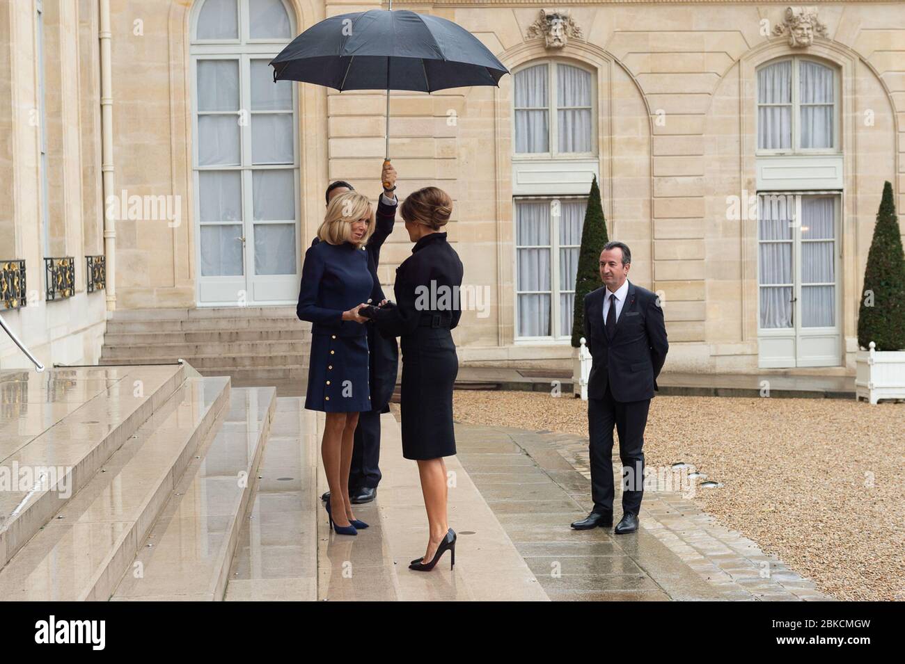 Am 10. November 2018 traf die First Lady Melania Trump im Elysée-Palast in Paris ein und wurde von Brigitte Macron, der Frau des französischen Präsidenten Emmanuel Macron, begrüßt. Der Besuch war Teil eines diplomatischen Engagements zwischen den USA und Frankreich. Stockfoto