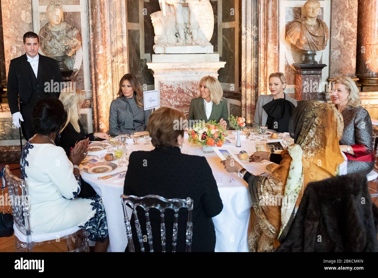 First Lady Melania Trump nimmt am Sonntag, 11. November 2018, an einem Mittagessen Teil, das Brigitte Macron, Ehefrau des französischen Präsidenten Emmanual Macron, im Salon de Venus im Palast von Versalles in Versalles, Frankreich, veranstaltet. First Lady Melania Trump Besucht Frankreich Stockfoto